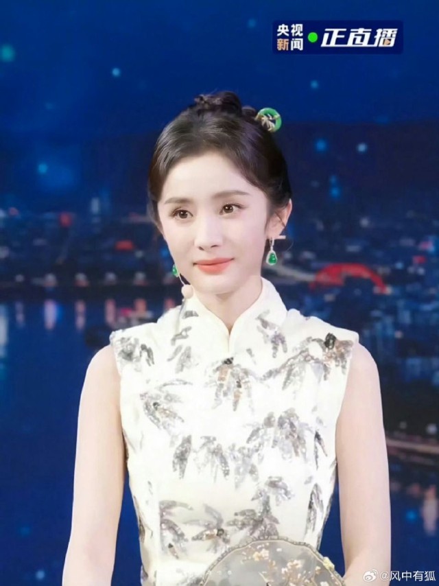 楊冪央視中秋晚會探班直播 穿古典中國風旗袍韻味十足(圖1)