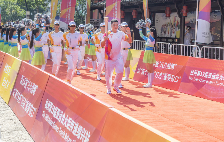 從古城到新城 杭州第19屆亞洲運動會火炬?zhèn)鬟f紹興站順利完成(圖1)