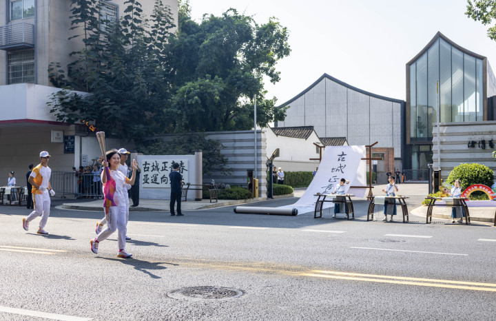 從古城到新城 杭州第19屆亞洲運動會火炬?zhèn)鬟f紹興站順利完成(圖12)
