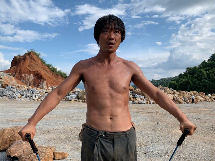 《第八個嫌疑人》票房破2億 大鵬兌現承諾發腹肌照(圖1)