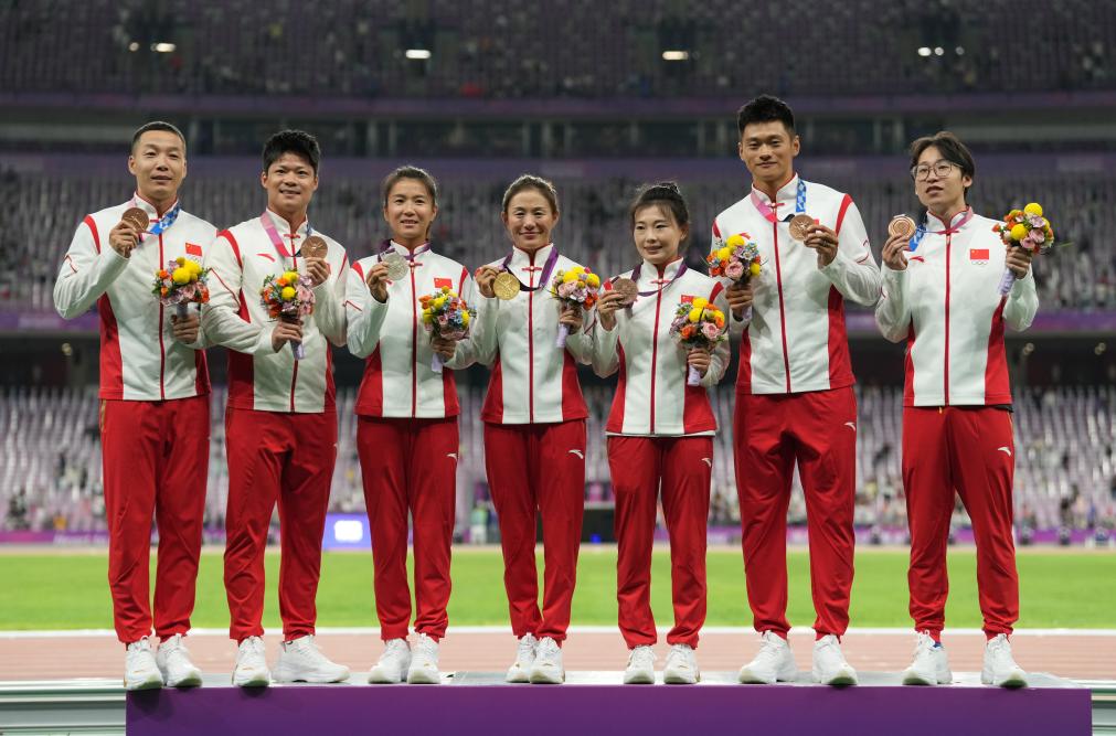 杭州亞運會｜榮光不晚！7名中國選手領(lǐng)取遞補的奧運獎牌(圖2)