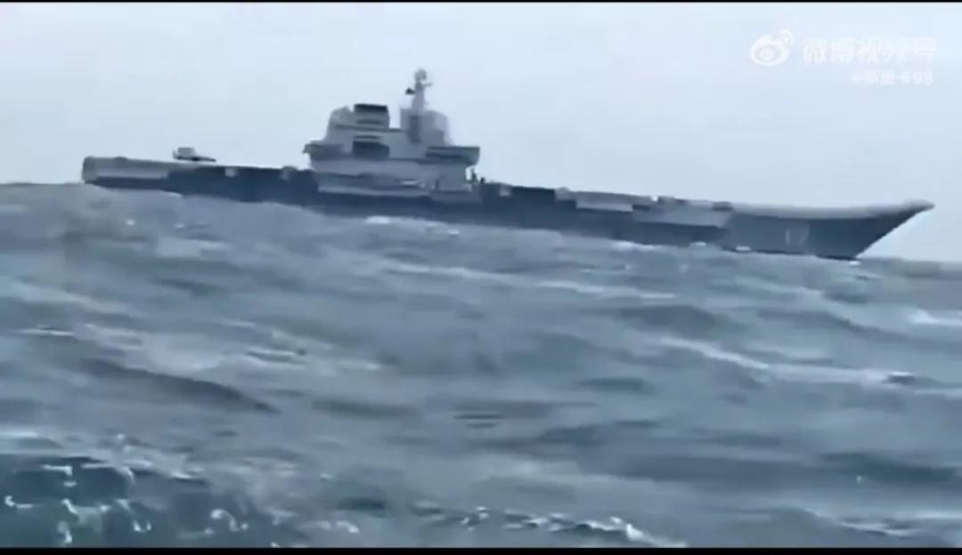 臺兩艘護衛艦近距離警戒山東艦，美航母仍在臺島防止中方趁機收臺(圖4)