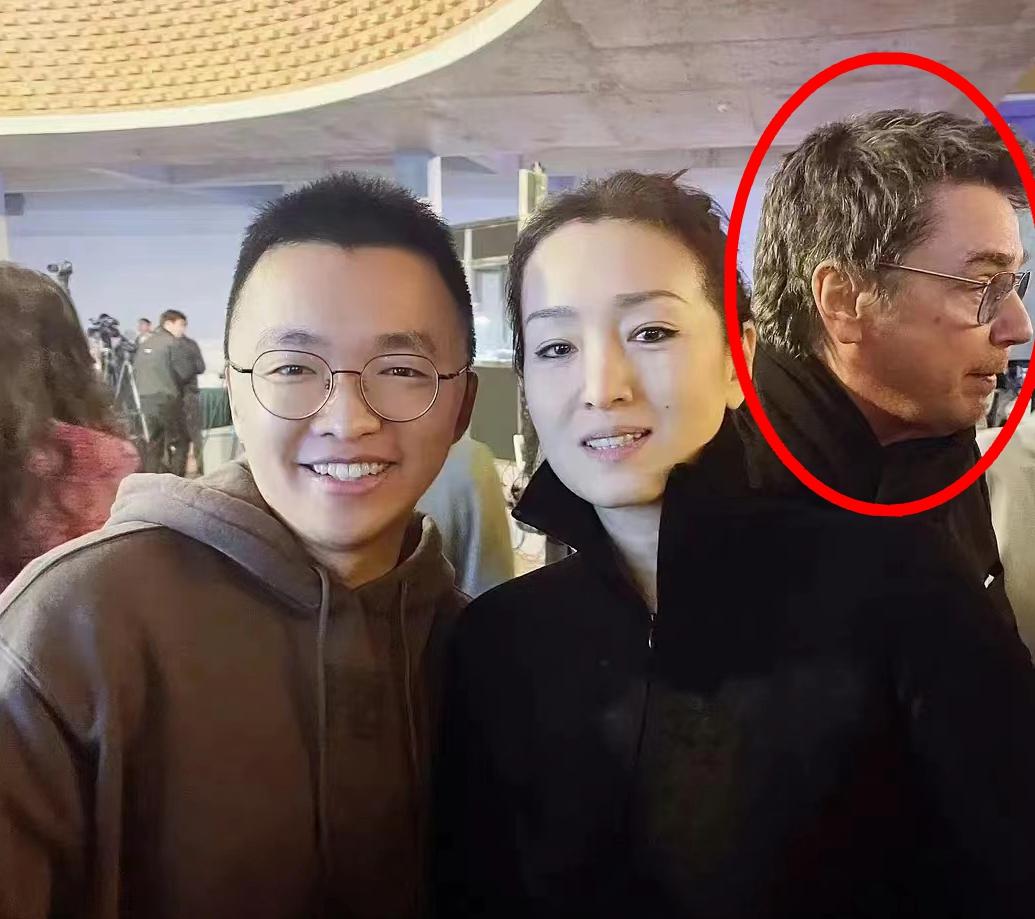 鞏俐夫婦陪法國總統(tǒng)訪華，看到黃渤逗樂馬克龍，鼓掌笑出表情包(圖17)