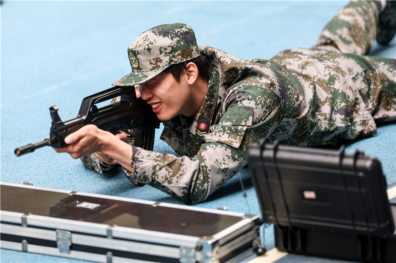 學習軍人扎實作風  國家游泳隊軍訓新體驗(圖1)