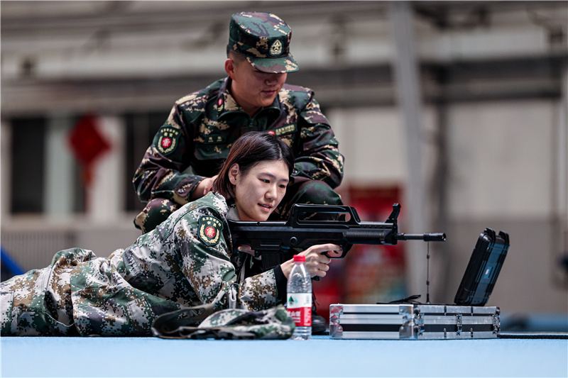 學習軍人扎實作風  國家游泳隊軍訓新體驗(圖4)