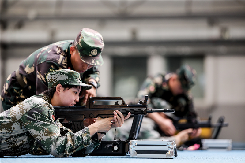 學習軍人扎實作風  國家游泳隊軍訓新體驗(圖3)