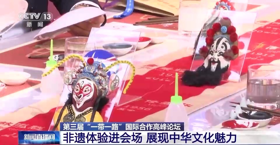 景泰藍 京式旗袍 非遺體驗進會場 展現中華文化魅力(圖2)
