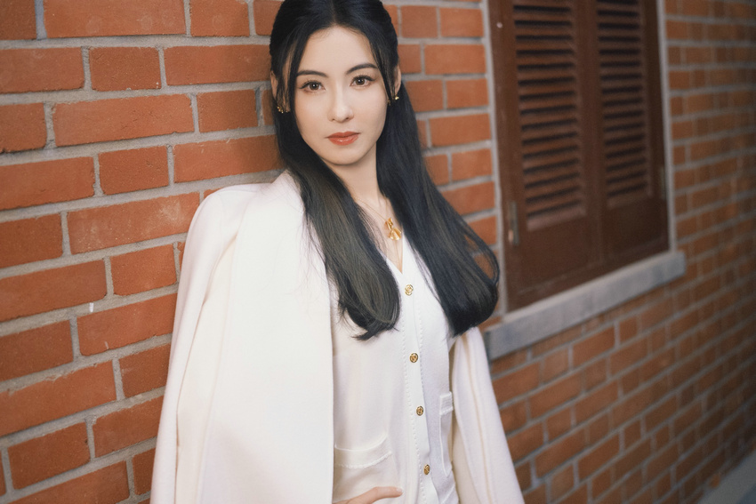 張柏芝煦意秋日寫真釋出 米白色套裝溫婉優雅