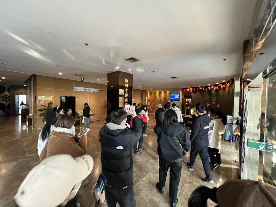 橫店追星：不遠(yuǎn)千里為見(jiàn)明星幾秒鐘(圖3)