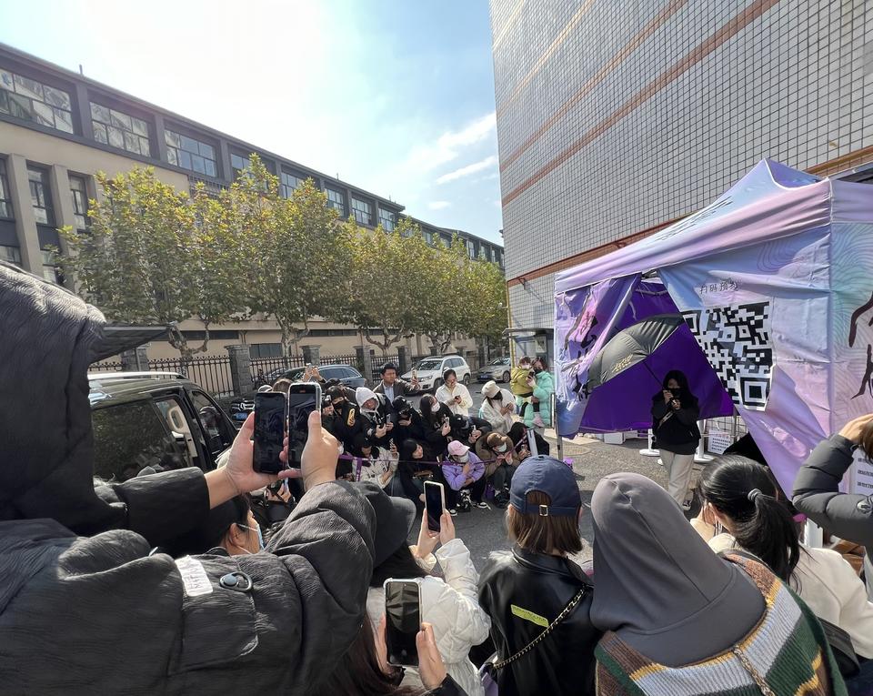 橫店追星：不遠千里為見明星幾秒鐘