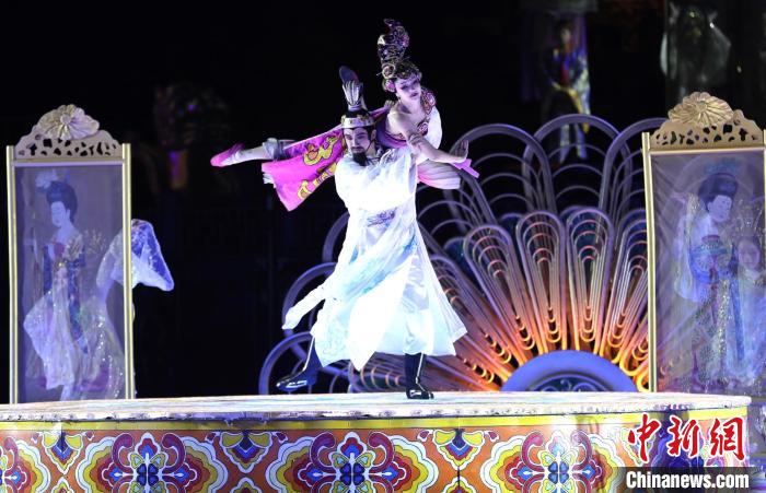 西安華清宮《長恨歌》迎來第五千場演出 邂逅冬日浪漫(圖2) 西安華清宮《長恨歌》迎來第五千場演出 邂逅冬日浪漫(圖2)