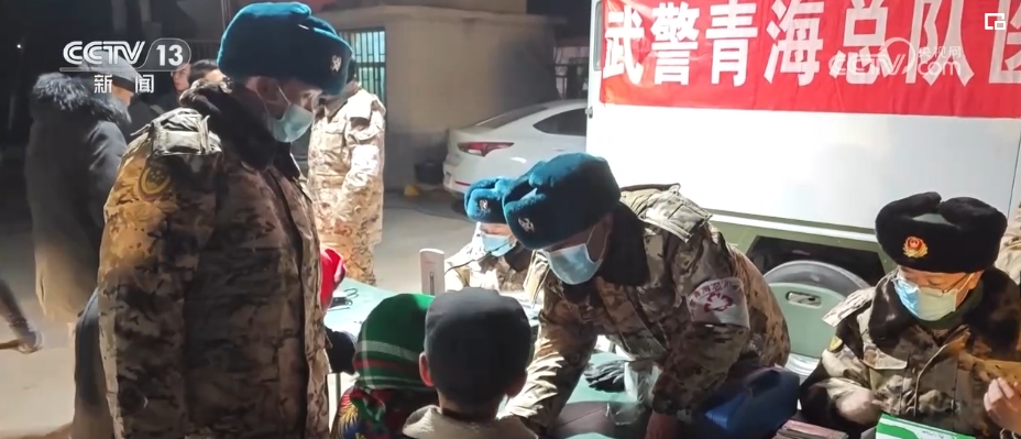 心理疏導、安全檢查、熬制姜湯……武警官兵保障受災群眾度過寒夜