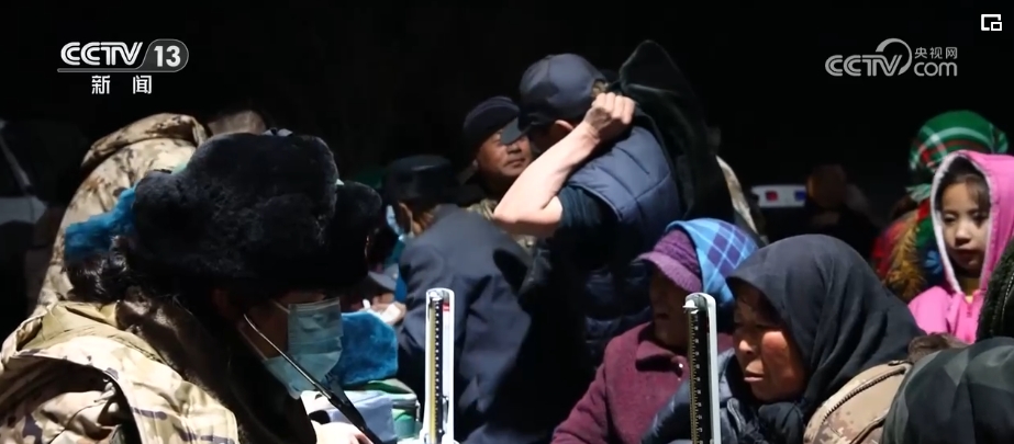 心理疏導(dǎo)、安全檢查、熬制姜湯……武警官兵保障受災(zāi)群眾度過(guò)寒夜(圖2)