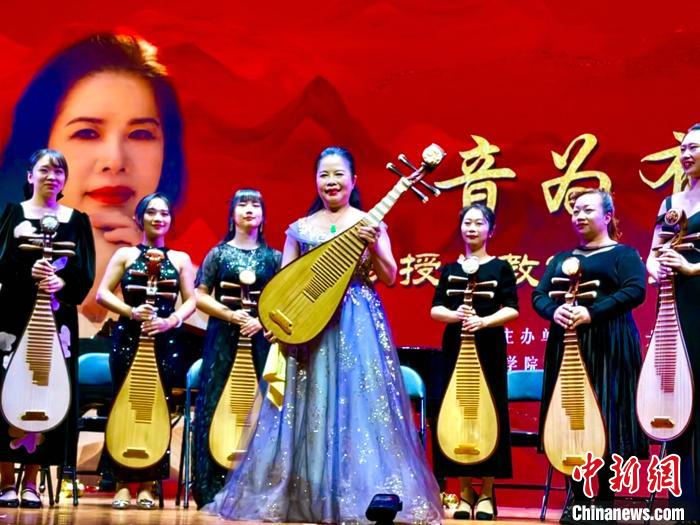 集美大學(xué)舉辦陳萍教授從教35周年音樂會(huì)