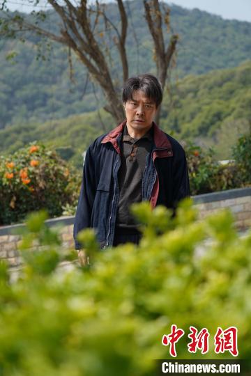 對(duì)話劇版《三大隊(duì)》創(chuàng)作團(tuán)隊(duì)：拍出“案”中的暗與光(圖2)
