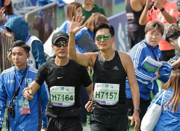 68歲周潤發再戰半馬：不太滿意，比預期慢了4分鐘