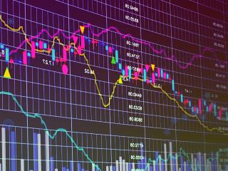 核心業(yè)務(wù)營(yíng)收暴增409%!英偉達(dá)NVDA.US業(yè)績(jī)?cè)俣攘钊蛘鸷骋砸患褐?/></center><p>在截至1月28日的2024財(cái)年第四季度，英偉達(dá)總營(yíng)收規(guī)模增加了兩倍多，達(dá)到221億美元。扣除某些項(xiàng)目后，NON-GAAP準(zhǔn)則下的每股收益為5.16美元，均大幅超過(guò)華爾街分析師普遍預(yù)測(cè)的204億美美元以及每股收益4.60美元。更重要的是，英偉達(dá)預(yù)計(jì)本季度總營(yíng)收將再次大幅增長(zhǎng)，這有助于證明其股價(jià)大漲趨勢(shì)完全合理，使其繼續(xù)成為全球最有價(jià)值的公司之一。</p><p>總營(yíng)收凸顯出英偉達(dá)業(yè)績(jī)連續(xù)增長(zhǎng)規(guī)模:就在2021財(cái)年，英偉達(dá)一整個(gè)財(cái)年的總營(yíng)收也未能達(dá)到這一數(shù)值。此外，英偉達(dá)最核心業(yè)務(wù)部門(mén)，即為全球數(shù)據(jù)中心提供A100/H100芯片的業(yè)務(wù)部門(mén)——數(shù)據(jù)中心業(yè)務(wù)部門(mén)，Q4營(yíng)收規(guī)模達(dá)到約184億美元，同比激增409%。</p><p>繼2023年股價(jià)暴漲240%之后，2024年迄今英偉達(dá)股價(jià)漲幅高達(dá)40%。英偉達(dá)市值今年增加了4000多億美元，使其總市值達(dá)到1.67萬(wàn)億美元，投資者們押注該公司仍將是人工智能計(jì)算熱潮的最主要受益者。</p><p>英偉達(dá)首席執(zhí)行官黃仁勛表示:quot;GPU加速計(jì)算和生成人工智能可謂已經(jīng)達(dá)到‘臨界點(diǎn)’。quot;“全球各公司、行業(yè)，乃至多數(shù)國(guó)家的需求都在激增。“</p><p>關(guān)于中國(guó)市場(chǎng)，黃仁勛表示，該公司已開(kāi)始向中國(guó)市場(chǎng)的客戶派送符合限制政策的新芯片樣品。這應(yīng)該有助于中國(guó)業(yè)務(wù)再次復(fù)蘇。“我們將盡最大努力在該市場(chǎng)競(jìng)爭(zhēng)并取得成功。”黃仁勛強(qiáng)調(diào)。</p><p>英偉達(dá)無(wú)比炸裂的業(yè)績(jī)公布后，盤(pán)后股價(jià)一度暴漲超11%，美股芯科技股，尤其是芯片股板塊盤(pán)后集體暴漲，要知道自本周以來(lái)，這些與AI相關(guān)的科技股與芯片股持續(xù)疲軟，主要因全球資金在英偉達(dá)財(cái)報(bào)公布前的謹(jǐn)慎情緒。因此，AI芯片領(lǐng)域“最強(qiáng)賣(mài)鏟人”英偉達(dá)可謂以一己之力重振全球科技股投資者們的“AI信仰”，科技股投資者們對(duì)于AI的信仰或許將在全球股市再度掀起巨大波浪。</p><p>來(lái)自華爾街知名投資機(jī)構(gòu)Wolfe Research的分析師克里斯·卡索在一份報(bào)告中表示:“全球股票市場(chǎng)都在關(guān)注這份報(bào)告，因此預(yù)期也有所提高，但是英偉達(dá)公布的業(yè)績(jī)展望足夠強(qiáng)勁，顯示股價(jià)漲勢(shì)合理，同時(shí)也為下半年的持續(xù)上漲留下了空間。”</p><p>但是毋庸置疑的是，AI芯片領(lǐng)域競(jìng)爭(zhēng)將變得愈發(fā)激烈。英偉達(dá)最強(qiáng)競(jìng)爭(zhēng)對(duì)手AMD最近開(kāi)始銷(xiāo)售MI300系列的AI GPU加速器，AMD預(yù)計(jì)今年將從該系列產(chǎn)品中獲得35億美元營(yíng)收，高于此前預(yù)測(cè)的20億美元。AI芯片初創(chuàng)企業(yè)后續(xù)也將是英偉達(dá)有力挑戰(zhàn)者，近日Groq推出自研LPU，文本生成速度甚至比眨眼還快，推理性能則比英偉達(dá)GPU快10倍。但英偉達(dá)并未停滯不前，分析師們預(yù)計(jì)，該公司即將量產(chǎn)性能更強(qiáng)大的AI芯片H200，以及備受矚目的B100。</p><p>英偉達(dá)——當(dāng)前AI領(lǐng)域最強(qiáng)買(mǎi)鏟人</p><p>最新業(yè)績(jī)證明，英偉達(dá)仍然為全球AI領(lǐng)域當(dāng)之無(wú)愧的“最強(qiáng)賣(mài)鏟人”，靠著在AI訓(xùn)練領(lǐng)域高達(dá)90%的份額，乘著全球企業(yè)布局AI的前所未有熱潮瘋狂吸金。比如，上述Groq推出的LPU目前更加適用于推理，要想訓(xùn)練大語(yǔ)言模型，仍然需要大批量購(gòu)買(mǎi)英偉達(dá)GPU。</p><p>英偉達(dá)很早就認(rèn)識(shí)到GPU在AI和深度學(xué)習(xí)領(lǐng)域的潛力，因此投入大量資源進(jìn)行相關(guān)研發(fā)，并成功構(gòu)建了圍繞其GPU硬件的強(qiáng)大軟硬件生態(tài)系統(tǒng)。</p><p>英偉達(dá)在全球高性能計(jì)算領(lǐng)域已深耕多年，尤其是其一手打造的CUDA運(yùn)算平臺(tái)風(fēng)靡全球，可謂AI訓(xùn)練/推理等高性能計(jì)算領(lǐng)域首選的軟硬件協(xié)同系統(tǒng)。英偉達(dá)當(dāng)前最火爆的AI芯片H100 GPU加速器則基于英偉達(dá)突破性的Hopper GPU架構(gòu)，提供了前所未有的計(jì)算能力，尤其是在浮點(diǎn)運(yùn)算、張量核心性能和AI特定加速方面。</p><p>ChatGPT開(kāi)發(fā)者OpenAI、美國(guó)科技巨頭亞馬遜、Facebook與Instagram母公司Meta Platforms、特斯拉、微軟以及谷歌母公司Alphabet都是英偉達(dá)最大規(guī)模客戶，占其總營(yíng)收規(guī)模近50%，它們當(dāng)前正傾盡全力投資與人工智能算力相關(guān)的硬件，比如英偉達(dá)AI芯片。</p><p>特斯拉CEO馬斯克將科技企業(yè)的人工智能軍備競(jìng)賽比作一場(chǎng)高風(fēng)險(xiǎn)的“撲克游戲”，即企業(yè)需要每年在人工智能硬件上投入數(shù)十億美元，才能保持競(jìng)爭(zhēng)力。這位億萬(wàn)富翁表示，在2024年，特斯拉僅僅在英偉達(dá)的人工智能芯片上就將耗費(fèi)超過(guò)5億美元，但他警告稱，特斯拉未來(lái)還需要價(jià)值“數(shù)十億美元”的硬件才能趕上一些最大規(guī)模的競(jìng)爭(zhēng)對(duì)手。</p><p>隨著全球邁入AI時(shí)代，數(shù)據(jù)中心業(yè)務(wù)已經(jīng)成為英偉達(dá)最核心業(yè)務(wù)，而不是此前重度依賴游戲顯卡需求的游戲業(yè)務(wù)。英偉達(dá)在細(xì)分業(yè)務(wù)方面，英偉達(dá)為全球數(shù)據(jù)中心提供A100/H100芯片的業(yè)務(wù)部門(mén)——數(shù)據(jù)中心業(yè)務(wù)部門(mén)，曾經(jīng)可謂是英偉達(dá)“副業(yè)”，已經(jīng)成為該科技巨頭整體營(yíng)收的最強(qiáng)大貢獻(xiàn)力量。</p><p>英偉達(dá)的數(shù)據(jù)中心業(yè)務(wù)部門(mén)多個(gè)季度以來(lái)均為所有業(yè)務(wù)中表現(xiàn)最出色的部門(mén)，數(shù)據(jù)中心業(yè)務(wù)Q4創(chuàng)造的營(yíng)收達(dá)到184億美元，較上年同期激增約409%。此外，英偉達(dá)預(yù)計(jì)，未來(lái)數(shù)據(jù)中心基礎(chǔ)設(shè)施規(guī)模將在五年內(nèi)翻番。與此同時(shí)，該公司游戲業(yè)務(wù)部門(mén)受益于全球芯片需求復(fù)蘇趨勢(shì)，創(chuàng)造的營(yíng)收同比增長(zhǎng)56%，至29億美元。</p><p>英偉達(dá)目前正致力于將其人工智能軟硬件生態(tài)推廣到大型數(shù)據(jù)中心之外。61歲的黃仁勛近期周游世界，認(rèn)為各國(guó)政府均需要主權(quán)級(jí)別的人工智能系統(tǒng)，既能保護(hù)數(shù)據(jù)，又能獲得AI競(jìng)爭(zhēng)優(yōu)勢(shì)。</p><p>黃仁勛在近期首提“主權(quán)AI能力”，暗示國(guó)家級(jí)人工智能硬件需求激增。黃仁勛表示，當(dāng)今世界各國(guó)都打算在本國(guó)國(guó)內(nèi)建立和運(yùn)行自己的人工智能基礎(chǔ)設(shè)施，這將全面推高對(duì)英偉達(dá)硬件產(chǎn)品的需求。黃仁勛近期在接受采訪時(shí)表示，包括印度、日本、法國(guó)和加拿大在內(nèi)的國(guó)家都在談?wù)撏顿Y“主權(quán)人工智能能力”的重要性。</p><p>業(yè)績(jī)預(yù)期方面，全球市值最高芯片公司英偉達(dá)在業(yè)績(jī)展望部分表示，該公司2024財(cái)年Q4總營(yíng)收將達(dá)到約240億美元。這一數(shù)據(jù)可謂大幅超越219億美元的華爾街分析師平均預(yù)測(cè)數(shù)據(jù)。這一強(qiáng)勁無(wú)比的業(yè)績(jī)前景凸顯出英偉達(dá)位列全球企業(yè)布局AI熱潮的最佳受益者，堪稱AI核心基礎(chǔ)設(shè)施領(lǐng)域的“最強(qiáng)賣(mài)鏟人”。</p><p>面對(duì)消費(fèi)者對(duì)ChatGPT以及谷歌Bard等生成式人工智能產(chǎn)品，以及其他企業(yè)AI軟件等日益重要的AI輔助工具的需求激增，來(lái)自全球各地的科技巨頭以及數(shù)據(jù)中心運(yùn)營(yíng)商正在竭盡全力儲(chǔ)備該公司的H100 GPU加速器，H100可謂極度擅長(zhǎng)處理人工智能訓(xùn)練/推理所需的繁重工作負(fù)載。</p><p>AI時(shí)代最核心基建之一——GPU</p><p>隨著全球邁入AI時(shí)代以及萬(wàn)物互聯(lián)進(jìn)程加速，意味著全球算力需求迎來(lái)爆炸式增長(zhǎng)，尤其是基于AI訓(xùn)練領(lǐng)域的各項(xiàng)AI細(xì)分任務(wù)涉及大量的矩陣運(yùn)算、神經(jīng)網(wǎng)絡(luò)的前向和反向傳播等對(duì)硬件性能要求極高的計(jì)算密集型高強(qiáng)度操作。然而，這些難題遠(yuǎn)非享受摩爾定律紅利多年的CPU所能夠解決。哪怕大量CPU也無(wú)法解決這一問(wèn)題，畢竟 CPU設(shè)計(jì)初衷是在多種常規(guī)任務(wù)之間進(jìn)行通用型計(jì)算，而不是處理天量級(jí)別的并行化計(jì)算模式以及高計(jì)算密度的矩陣運(yùn)算。</p><p>更重要的是，隨著全球芯片領(lǐng)域的創(chuàng)新與發(fā)展步入“后摩爾時(shí)代”，作為曾推動(dòng)人類(lèi)社會(huì)發(fā)展主力軍的CPU已經(jīng)無(wú)法實(shí)現(xiàn)像22nm-10nm那樣在不到5年間實(shí)現(xiàn)“闊nm”級(jí)別的快速突破，后續(xù)nm級(jí)別突破面臨量子隧穿以及巨額投資規(guī)模等重重阻礙，這也使得CPU性能升級(jí)和優(yōu)化層面面臨極大限制。</p><p>因此，擁有大量計(jì)算核心、能夠同時(shí)執(zhí)行多個(gè)高密集型AI任務(wù)，并且極度擅長(zhǎng)處理并行計(jì)算的GPU近年來(lái)成為芯片領(lǐng)域的最核心硬件。GPU在AI訓(xùn)練/推理等高性能計(jì)算領(lǐng)域有著其他類(lèi)型芯片難以企及的巨大優(yōu)勢(shì)，這對(duì)于那些極其復(fù)雜的AI任務(wù)非常重要，比如圖像識(shí)別、自然語(yǔ)言處理和大量矩陣運(yùn)算等。現(xiàn)代GPU架構(gòu)更是經(jīng)過(guò)AI針對(duì)性優(yōu)化，適用于深度學(xué)習(xí)等AI任務(wù)。例如，英偉達(dá)Tensor Cores 可以加速矩陣乘法和卷積計(jì)算等非常關(guān)鍵的高強(qiáng)度操作，它們能夠并行化處理大規(guī)模的浮點(diǎn)和整數(shù)矩陣計(jì)算，從而提高計(jì)算效能。</p><p>自ChatGPT問(wèn)世以來(lái)，隨著AI對(duì)于全球高科技行業(yè)和技術(shù)發(fā)展的影響力度越來(lái)越大，專注于單線程性能與通用型計(jì)算的CPU仍是芯片領(lǐng)域不可或缺的一環(huán)，但其在芯片領(lǐng)域的地位和重要程度已遠(yuǎn)不及GPU。</p><p>從理論層面來(lái)看，摩爾定律所預(yù)言的性能指數(shù)級(jí)增長(zhǎng)趨勢(shì)近幾年來(lái)并沒(méi)有消失，而是從CPU轉(zhuǎn)到了基于大量核心的GPU。近年來(lái)GPU性能仍在遵循性能指數(shù)增長(zhǎng)規(guī)律，大約2.2年性能就會(huì)翻倍。相比之下，英特爾CPU GFLOPs仍呈增長(zhǎng)趨勢(shì)，但是與GPU GFLOPs相比似乎成了一條直線。</p><p>黃仁勛強(qiáng)調(diào)，全球向人工智能的轉(zhuǎn)變現(xiàn)在才剛剛開(kāi)始。他認(rèn)為，通過(guò)將特定任務(wù)分解成更小的部分并且進(jìn)行并行處理來(lái)加速特定任務(wù)的加速計(jì)算正在占據(jù)主導(dǎo)地位。從市場(chǎng)規(guī)模預(yù)期來(lái)看，知名市場(chǎng)研究機(jī)構(gòu)Mordor Intelligence最新研究顯示，預(yù)計(jì)GPU市場(chǎng)規(guī)模 未來(lái)五年將達(dá)到大約2069.5億美元，預(yù)測(cè)期內(nèi)(2024-2029年)復(fù)合增速(CAGR)高達(dá)32.70%。</p><p>Mordor Intelligence表示，GPU硬件不僅用于渲染圖像、動(dòng)畫(huà)和電子游戲，還用于一般性的計(jì)算目的，幾乎部署在全球所有計(jì)算型設(shè)備中。個(gè)人電腦、筆記本電腦和新興應(yīng)用的積極部署趨勢(shì)，尤其是人工智能領(lǐng)域，未來(lái)將極大力度推動(dòng)GPU需求。</p><p>業(yè)績(jī)公布前夕，華爾街頂流們紛紛看漲英偉達(dá)</p><p>在英偉達(dá)最新業(yè)績(jī)以及業(yè)績(jī)展望出爐之前，華爾街最頂級(jí)投資機(jī)構(gòu)們可謂紛紛看漲英偉達(dá)未來(lái)12個(gè)月的股價(jià)走勢(shì)。</p><p>其中，華爾街大行高盛將該機(jī)構(gòu)對(duì)英偉達(dá)的12個(gè)月目標(biāo)股價(jià)從625美元大幅上調(diào)至800美元，美國(guó)銀行將英偉達(dá)目標(biāo)股價(jià)由700美元上調(diào)至800美元，瑞銀將其目標(biāo)股價(jià)從580美元上調(diào)至850美元。瑞穗證券將英偉達(dá)目標(biāo)股價(jià)從625美元上調(diào)至825美元</p><p>一些機(jī)構(gòu)甚至在財(cái)報(bào)出爐前，對(duì)英偉達(dá)未來(lái)12個(gè)月股價(jià)預(yù)期超1000美元。Rosenblatt重申英偉達(dá)“買(mǎi)入”評(píng)級(jí)， 目標(biāo)價(jià)定為1100美元，Loop Capital對(duì)于英偉達(dá)的目標(biāo)股價(jià)則高達(dá)1200美元，為華爾街最高目標(biāo)價(jià)。</p><p>Loop Capital的分析師們表示，之所以給出如此高的目標(biāo)價(jià)，是因?yàn)殡S著投資者繼續(xù)對(duì)其人工智能芯片需求前景極度樂(lè)觀，以及超大規(guī)模計(jì)算中心和數(shù)據(jù)中心向GPU系統(tǒng)的轉(zhuǎn)變趨勢(shì)，相信英偉達(dá)正處于多年周期的“前端”。 Loop Capital分析師們將這一現(xiàn)象比作90年代中后期“互聯(lián)網(wǎng)建設(shè)基調(diào)”——從1995年到2001年互聯(lián)網(wǎng)采用率擴(kuò)大了五倍。</p><p>毋庸置疑的是，AI芯片領(lǐng)域競(jìng)爭(zhēng)將變得愈發(fā)激烈</p><p>隨著英偉達(dá)最強(qiáng)競(jìng)爭(zhēng)對(duì)手AMD最近開(kāi)始銷(xiāo)售MI300系列的AI GPU加速器，以及近日推出自研LPU的AI芯片Groq閃亮登場(chǎng)，再加上谷歌等云計(jì)算巨頭持續(xù)專注于主攻AI加速方面的ASIC芯片，即在自研AI芯片方面持續(xù)發(fā)力，AI芯片領(lǐng)域競(jìng)爭(zhēng)后續(xù)將變得愈發(fā)激烈。</p><p>英偉達(dá)并未停滯不前，分析師們預(yù)計(jì)，該公司即將量產(chǎn)性能更強(qiáng)大的AI芯片B100。華爾街大行摩根士丹利認(rèn)為，英偉達(dá)未來(lái)的產(chǎn)品營(yíng)收規(guī)模也值得期待，預(yù)計(jì)B100將成為人工智能游戲規(guī)則的改變者，其影響力甚至將比上一代旗艦AI芯片H100更強(qiáng)大。</p><p>英偉達(dá)B100原計(jì)劃發(fā)布時(shí)間為2024年年末，但由于AI 芯片需求過(guò)于火爆，已經(jīng)提前至2024上半年，據(jù)知情人士透露，目前已經(jīng)進(jìn)入供應(yīng)鏈認(rèn)證階段。</p><p>B100 將能夠輕松應(yīng)對(duì)1730 億參數(shù)的大語(yǔ)言模型，比當(dāng)前型號(hào)H200 的兩倍還要強(qiáng)大。此外，B100 將采用更高級(jí)的HBM 高帶寬內(nèi)存規(guī)格，有望在堆疊容量和帶寬上繼續(xù)突破，超越現(xiàn)有的4.8TB/s。</p><p>B100 AI GPU將采用先進(jìn)的技術(shù)，包括預(yù)計(jì)擁有1780億個(gè)晶體管，以及最新的HBM3e存儲(chǔ)技術(shù)，相較于H100的HBM3存儲(chǔ)技術(shù)，這意味著在數(shù)據(jù)處理能力和存儲(chǔ)能力上都將有大幅提升。B100的推出還意味著英偉達(dá)力求在還未占據(jù)全面優(yōu)勢(shì)AI推理領(lǐng)域發(fā)力，具體到AI推理性能上，B100將比現(xiàn)有的H100 AI GPU快4倍以上，這表明B100將在已訓(xùn)練模型的推理任務(wù)方面具有顯著的優(yōu)勢(shì)。</p><p>此外，B100還預(yù)計(jì)將采用芯片組設(shè)計(jì)，這是英偉達(dá)首次在其GPU產(chǎn)品中采用此技術(shù)。根據(jù)英偉達(dá)產(chǎn)品路線圖，預(yù)計(jì)2025 年將推出X100，進(jìn)一步豐富GPU 產(chǎn)品矩陣，鞏固英偉達(dá)AI 芯片龍頭地位。</p><p>一個(gè)月后，在當(dāng)?shù)貢r(shí)間3月18日，英偉達(dá)將舉辦面向AI開(kāi)發(fā)者的2024年GTC ，屆時(shí)英偉達(dá)CEO黃仁勛將進(jìn)行主題演講，可能會(huì)釋出更多有關(guān)B100的新細(xì)節(jié)。一直看好英偉達(dá)的美國(guó)銀行分析師Vivek Arya認(rèn)為，預(yù)計(jì)英偉達(dá)即將推出的B100 GPU定價(jià)將比H100至少高出10%至30%。</p>  </div>
      <div   id=