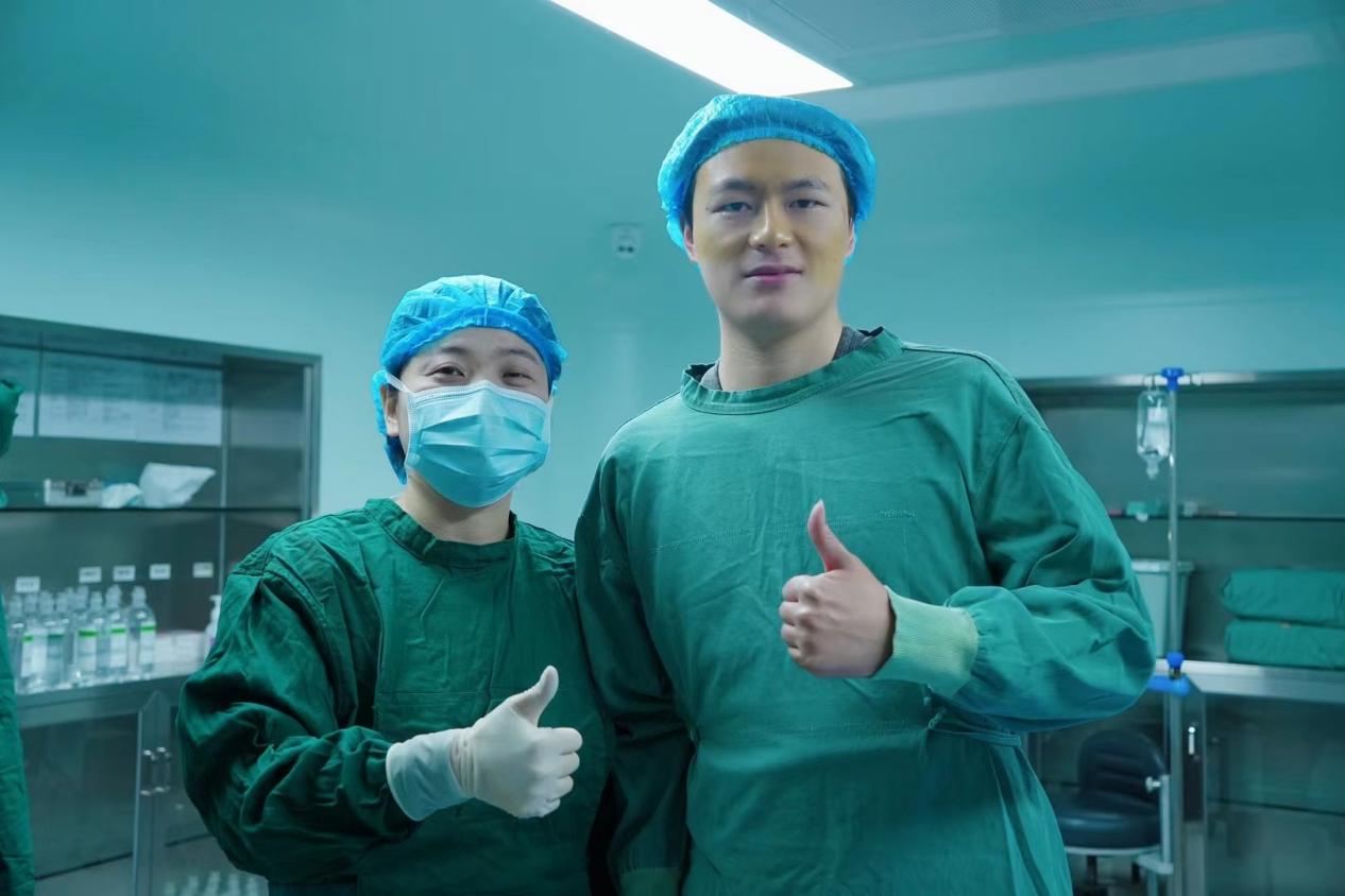 重慶普瑞眼科第八屆近視手術節鬼馬畫家以筆描繪世界不摘鏡怎任性(圖5)