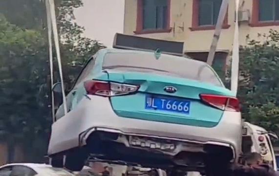 尾號6666出租車溜車墜河 因數(shù)字巧合 網(wǎng)評：建議無償轉(zhuǎn)讓給我(圖1)