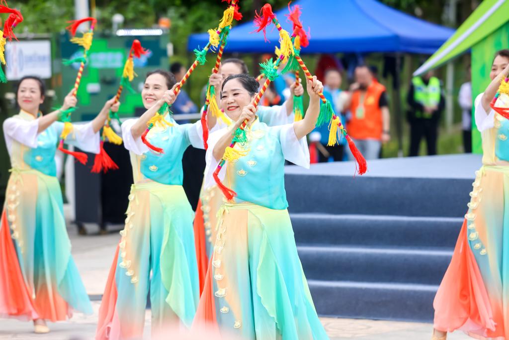 廣場(chǎng)舞表演也被搬到現(xiàn)場(chǎng)。主辦方供圖 華龍網(wǎng)發(fā)