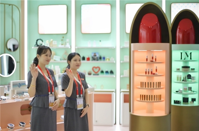 
			中免集團(tuán)深度參與第四屆消博會(huì) 展現(xiàn)全球消費(fèi)創(chuàng)新力量
		(圖3)