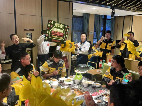 這個(gè)冬天不太冷!千名外賣員歡聚海底撈，共享冬日暖心火鍋宴