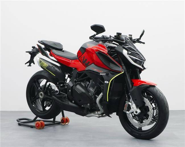 QJMOTOR米蘭展大放異彩，賽1000&追1000，炸街新霸主來襲！(圖6)