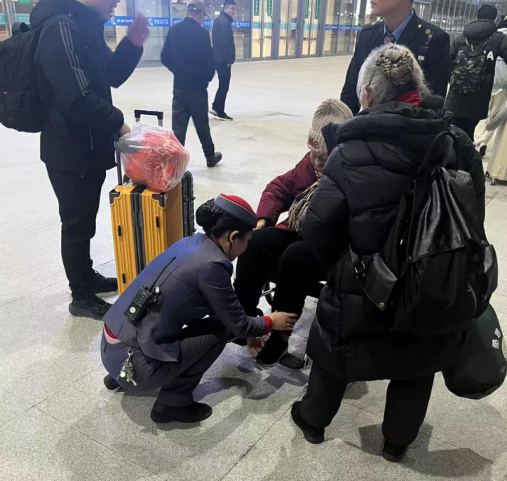 高鐵上的暖心守護(hù)：列車長細(xì)心照料八旬老人