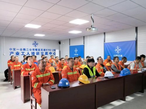 錫宜高速二標項目工人夜校：黨代會精神融入施工一線(圖1)