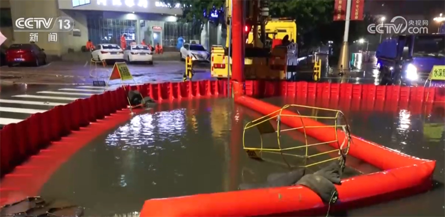 雨夜里的“排澇人”堅(jiān)守崗位 減少道路積水對(duì)出行影響