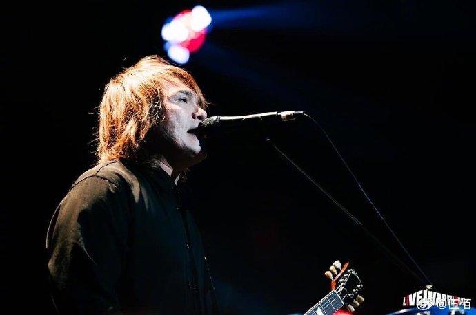 你才25歲，怎么就開始聽伍佰了呢？