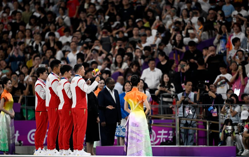 杭州亞運會｜榮光不晚！7名中國選手領取遞補的奧運獎牌