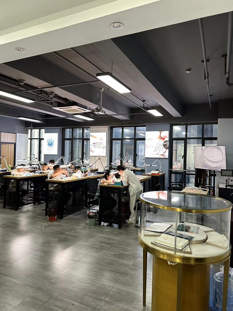 修復時光的匠人福建名匠世家鐘表維修培訓莊師傅